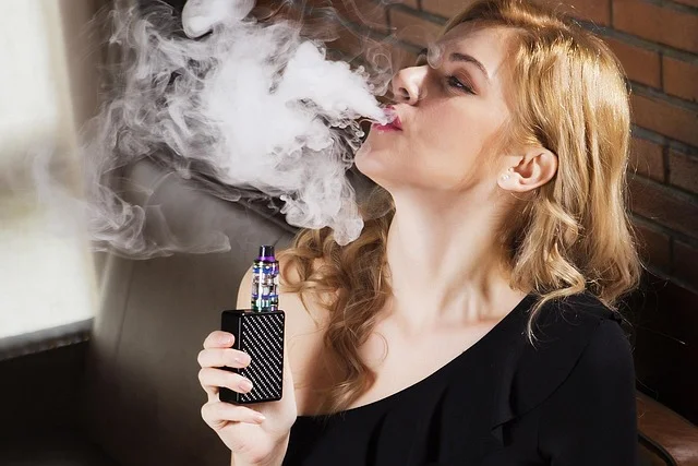 how to use a foger vape - hand priming pod before first use